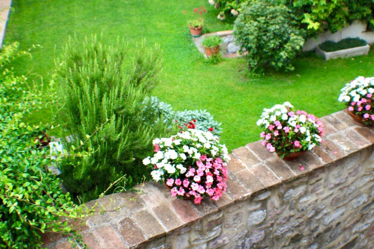 Red House Apartment Gubbio Luaran gambar